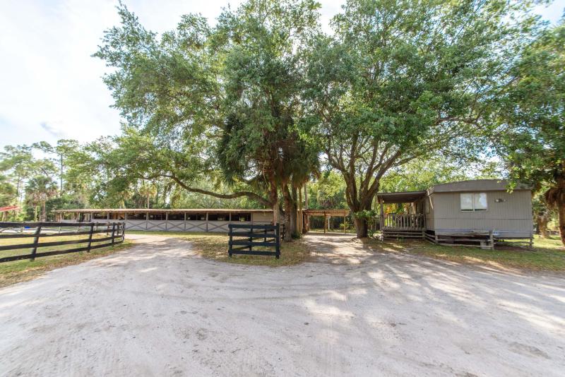  Commercial & Industrial Land Images 