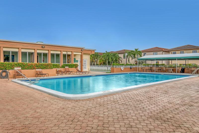  Condo & Townhome Photos