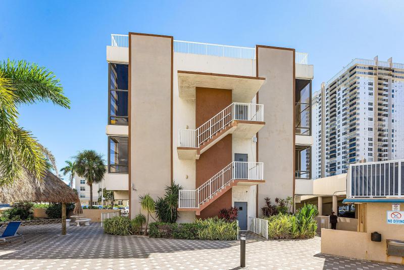  Condo & Townhome Photos