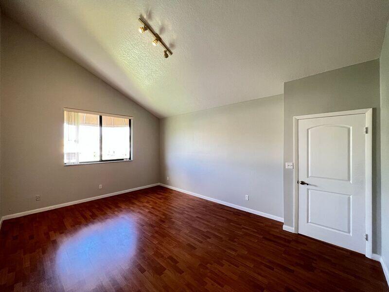  Condo & Townhome Photos