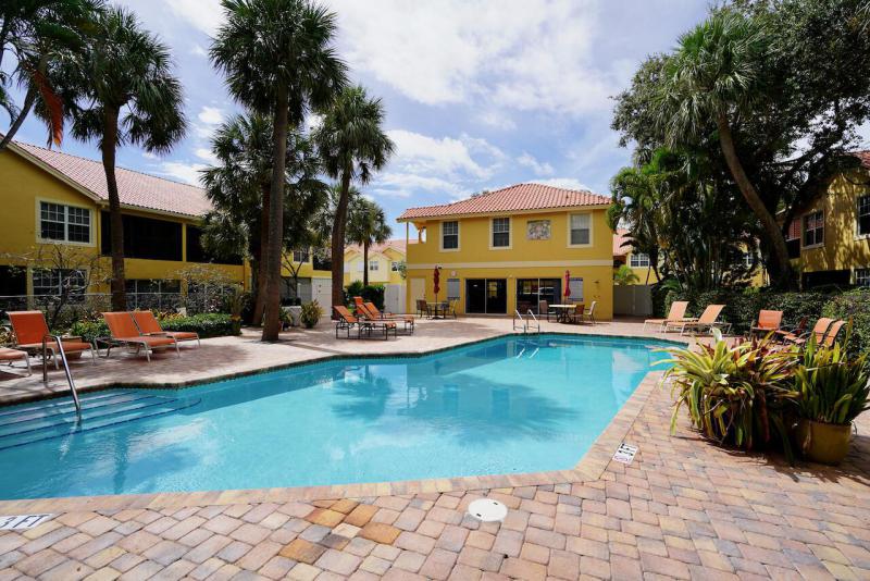  Condo & Townhome Photos