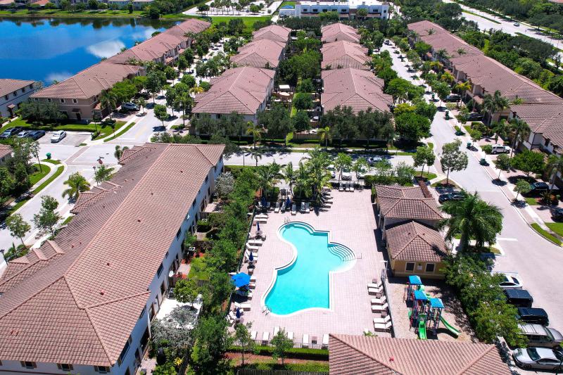  Condo & Townhome Photos