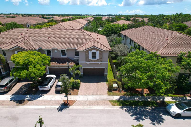  Condo & Townhome Photos