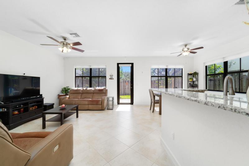  Condo & Townhome Photos