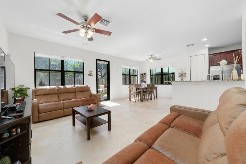  Condo & Townhome Photos
