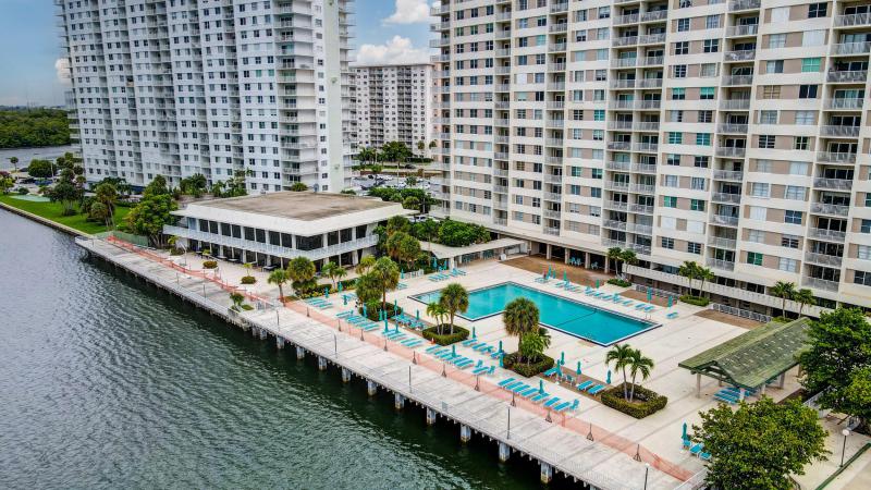  Condo & Townhome Photos