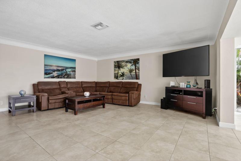  Single Family Homes Photo 18:  Lauderdale By The Sea,  FL 33062