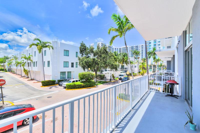  Condo & Townhome Photos