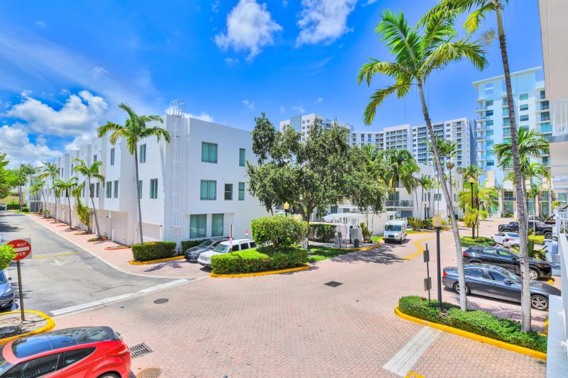  Condo & Townhome Photos
