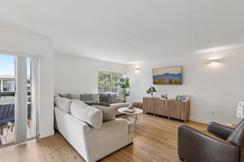  Condo & Townhome Photos