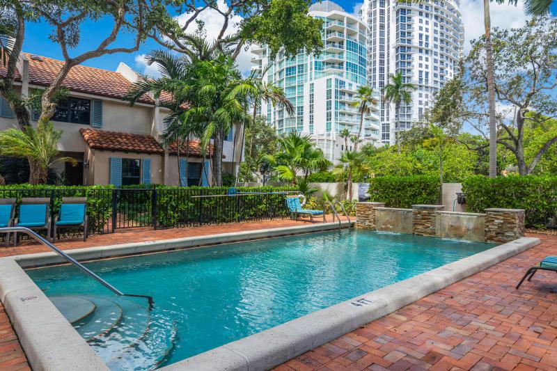  Condo & Townhome Photos
