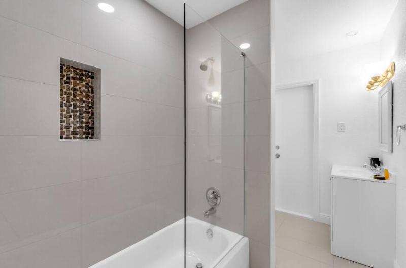  Single Family Homes Photo 11:  Lauderdale Lakes,  FL 33309