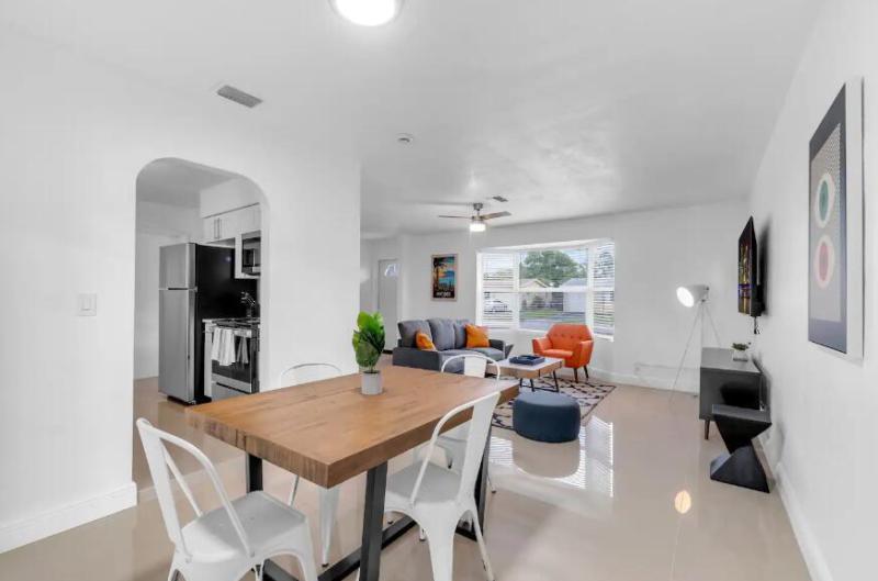  Single Family Homes Photo 5:  Lauderdale Lakes,  FL 33309