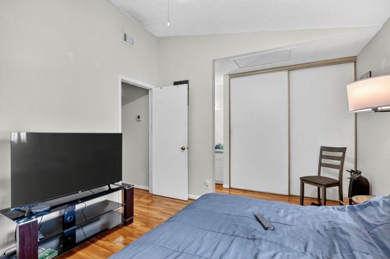  Condo & Townhome Photos