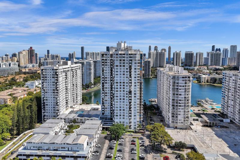  Condo & Townhome Photos
