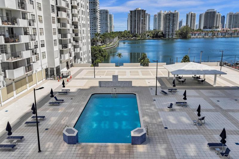  Condo & Townhome Photos