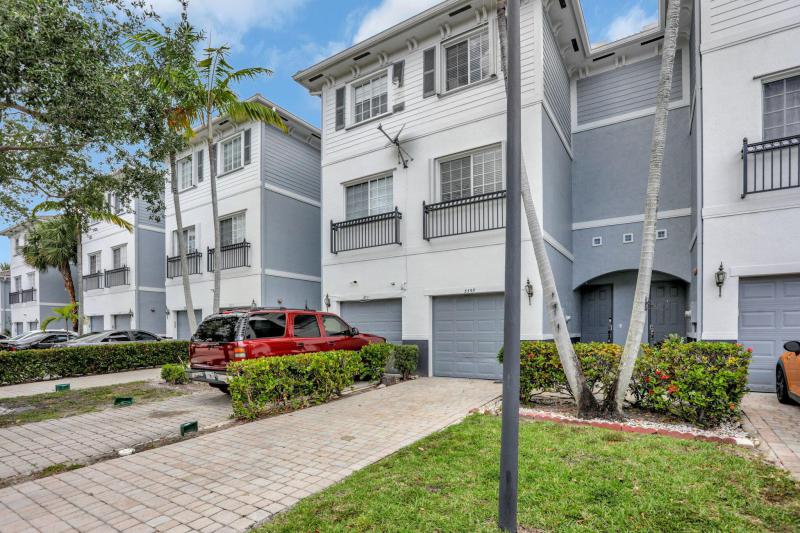  Condo & Townhome Photos