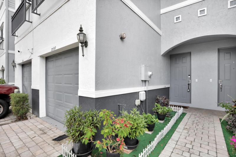  Condo & Townhome Photos