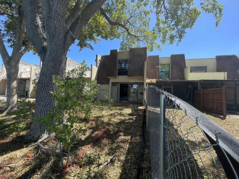  Condo & Townhome Photos