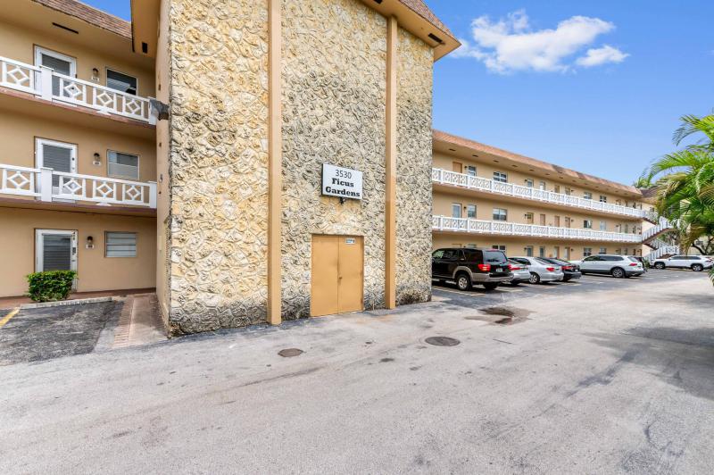  Condo & Townhome Photos