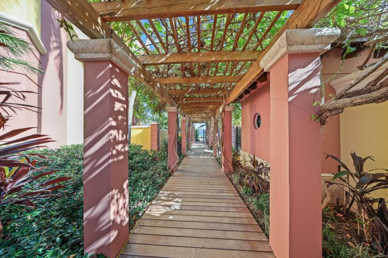  Condo & Townhome Photos