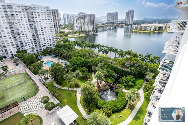  Condo & Townhome Photos