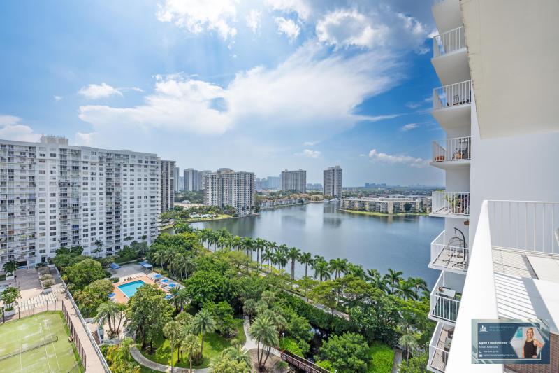  Condo & Townhome Photos