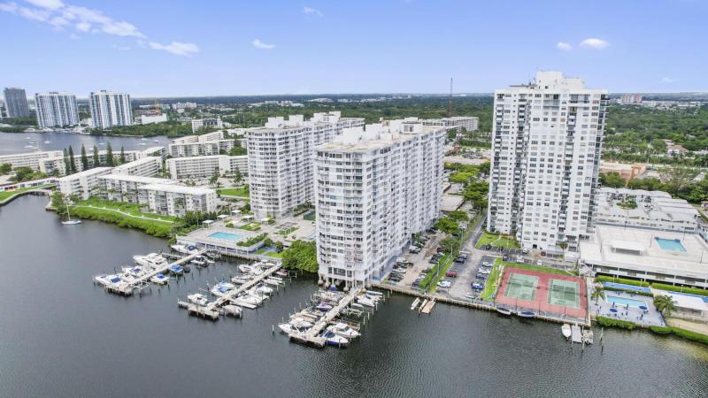  Condo & Townhome Photos