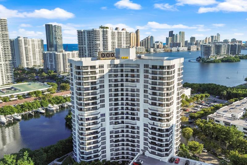  Condo & Townhome Photos
