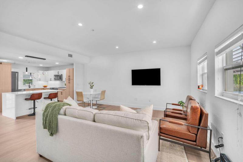  Condo & Townhome Photos