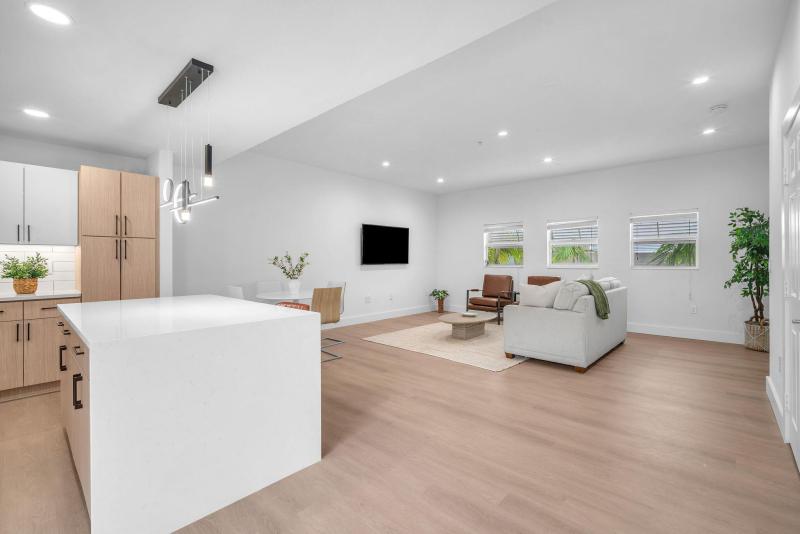  Condo & Townhome Photos