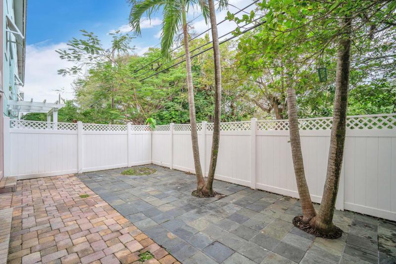  Condo & Townhome Photos