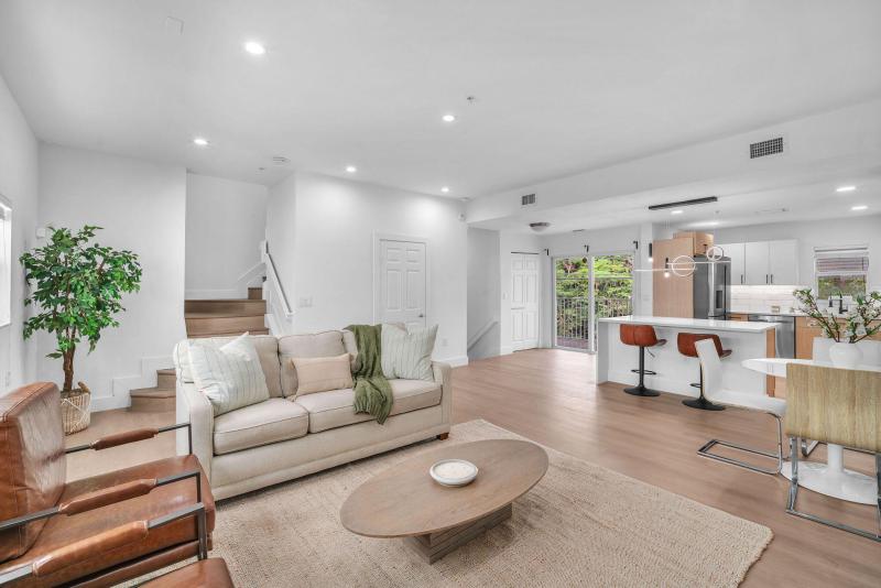  Condo & Townhome Photos