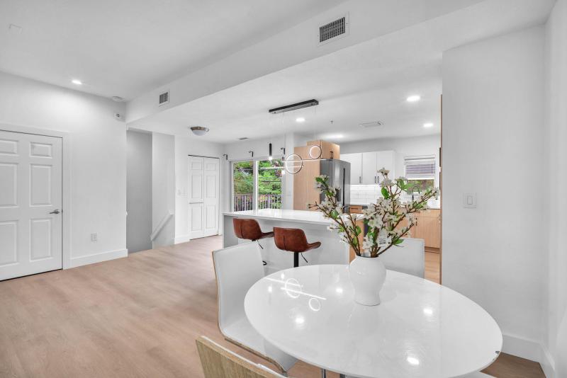  Condo & Townhome Photos