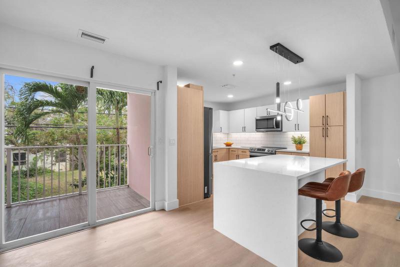  Condo & Townhome Photos