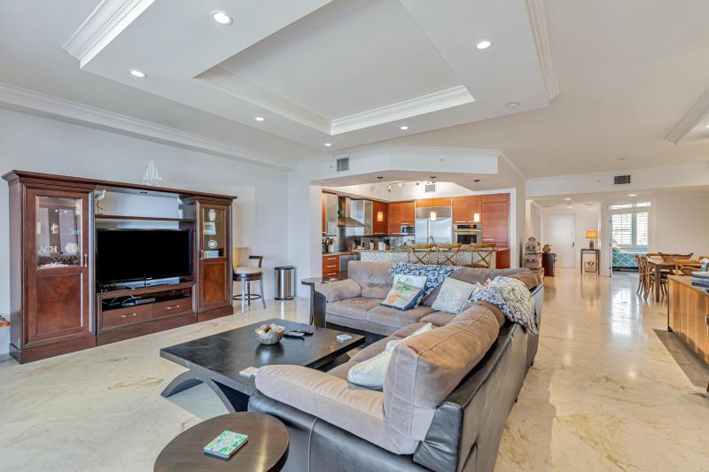  Condo & Townhome Photos