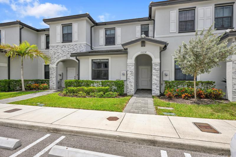  Condo & Townhome Photos