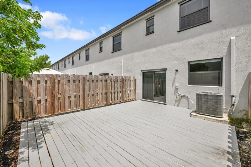  Condo & Townhome Photos