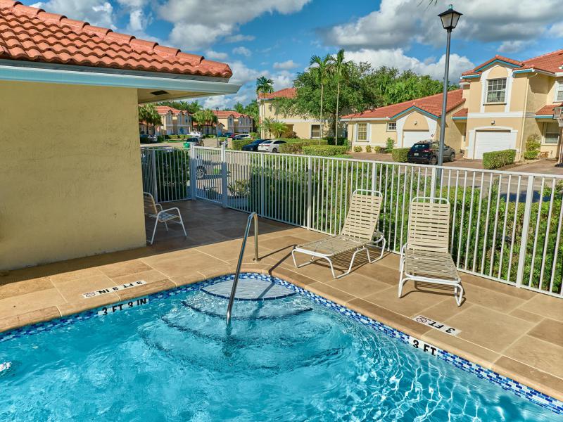  Condo & Townhome Photos