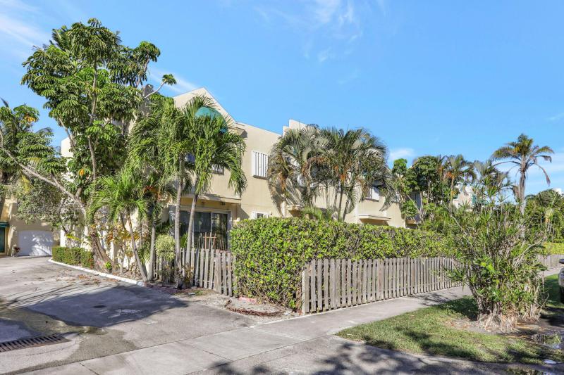  Condo & Townhome Photos