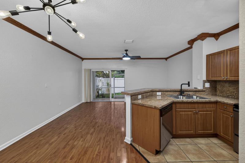  Condo & Townhome Photos