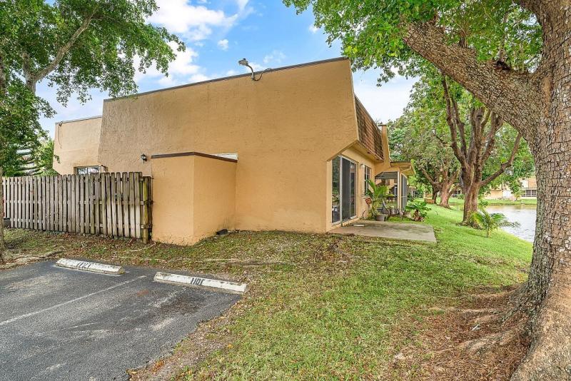  Condo & Townhome Photos