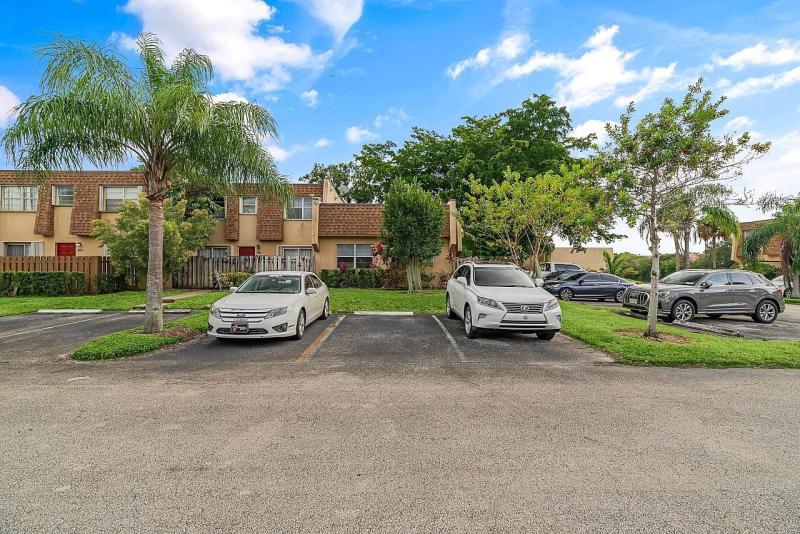  Condo & Townhome Photos
