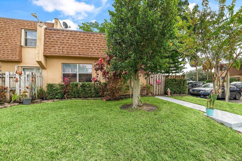  Condo & Townhome Photos