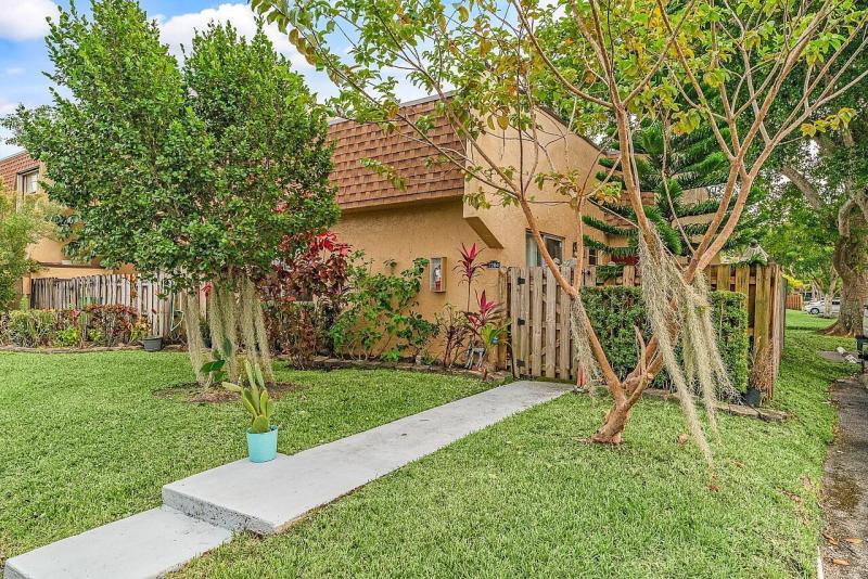  Condo & Townhome Photos