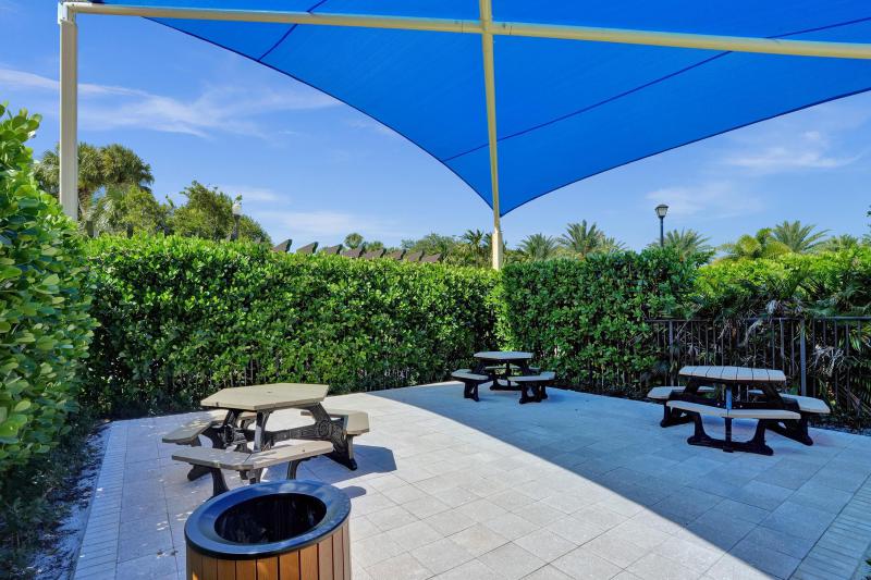  Single Family Homes Photo 70:  Pembroke Pines,  FL 33025