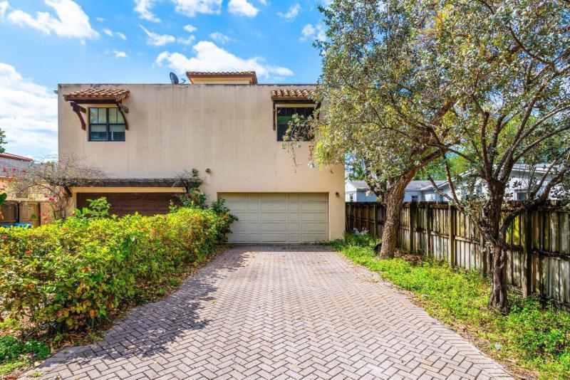 Condo & Townhome Photos