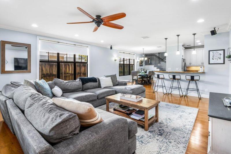  Condo & Townhome Photos
