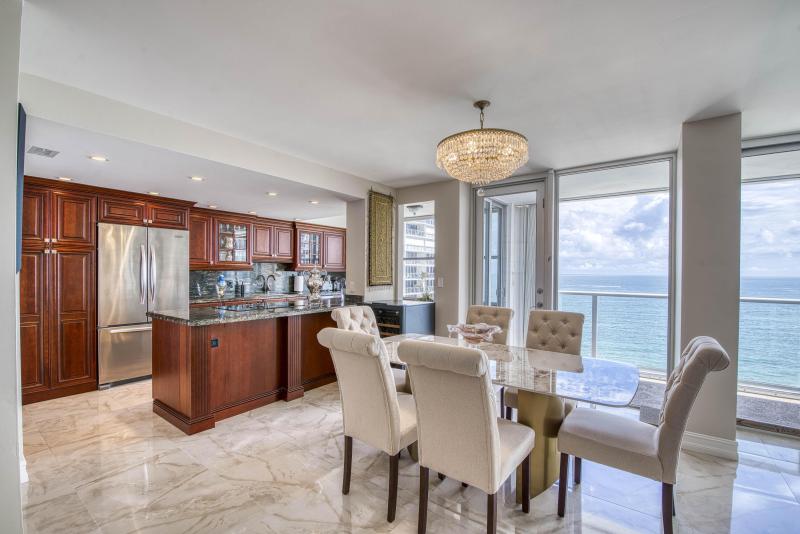  Condo & Townhome Photos