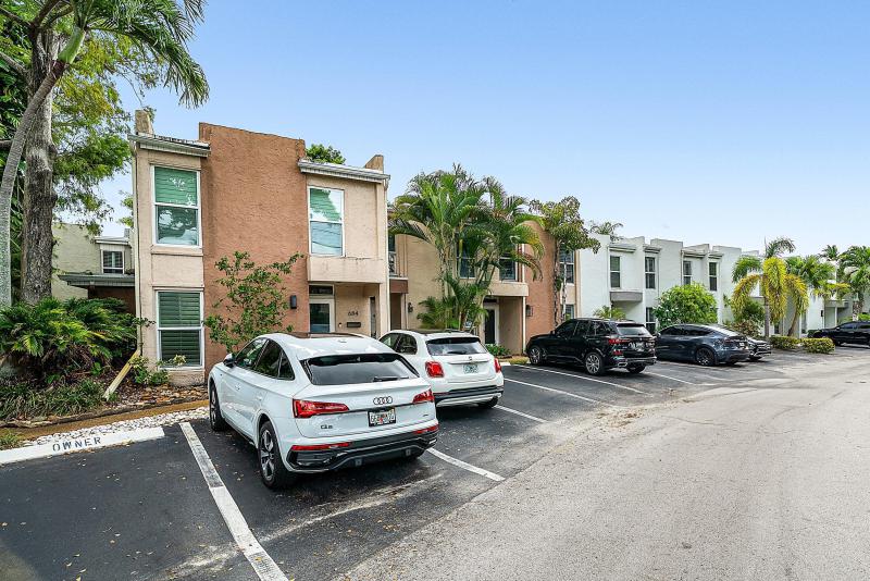  Condo & Townhome Photos
